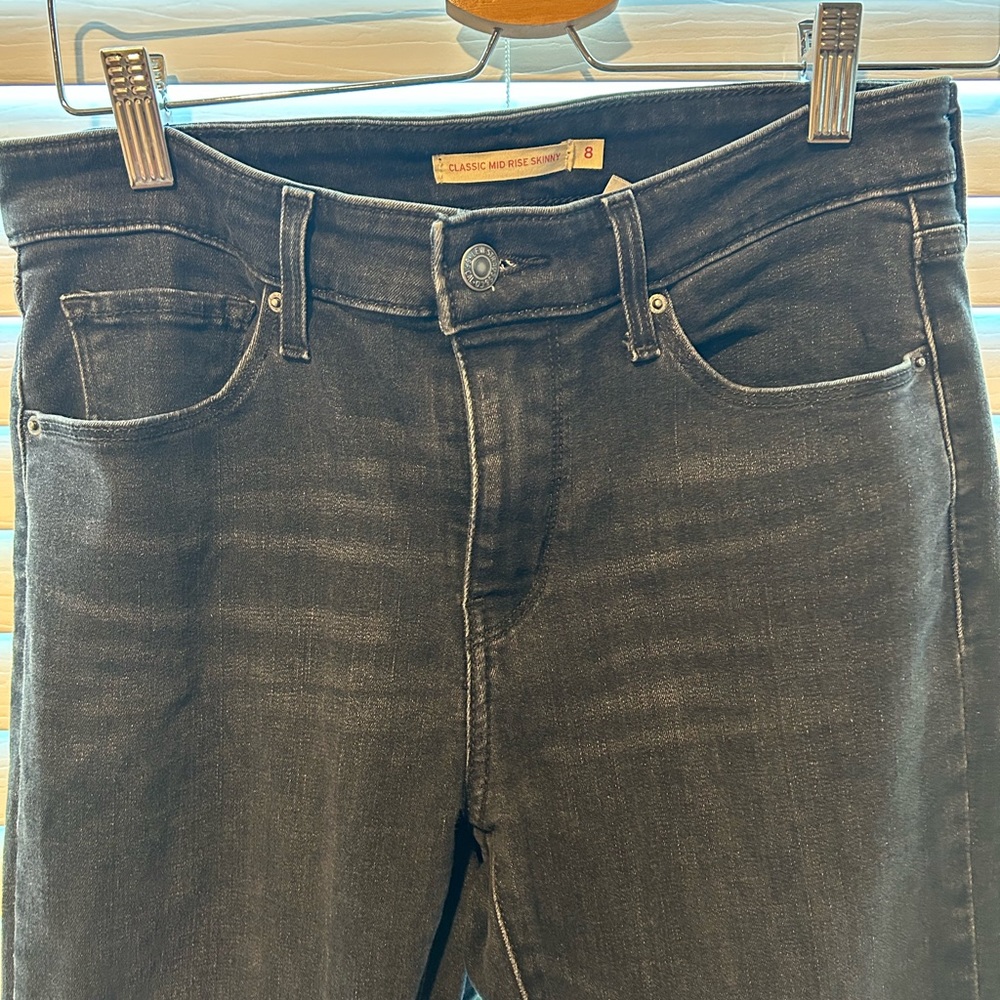 Levi’s mid rise skinny jeans in a faded black color. Size 8.